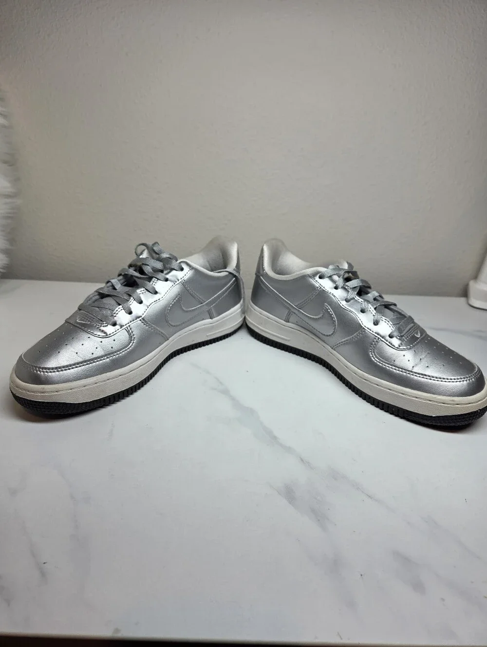 Nike Air Force 1 Low SE GS Metallic Silver Chrome Sneakers Kids Youth Size 4.5Y